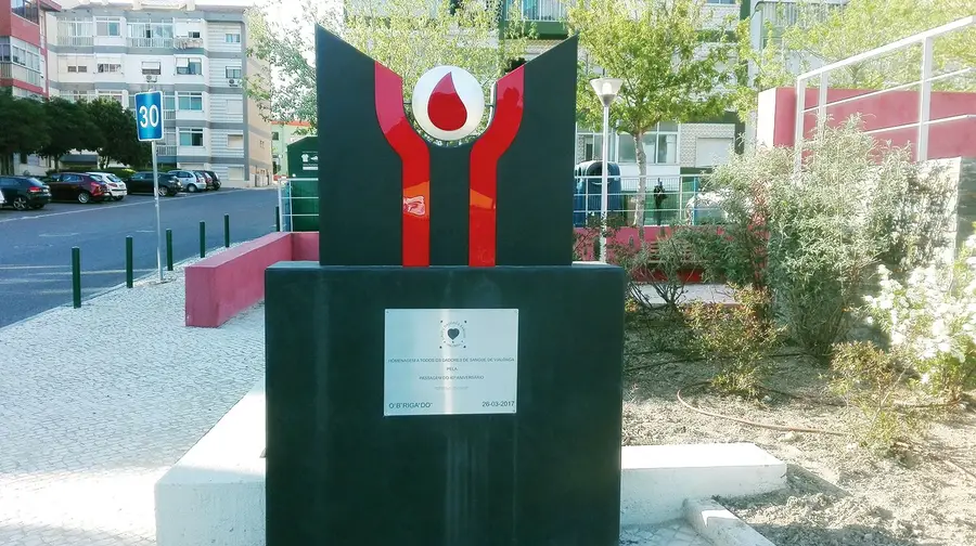 Monumento aos Dadores de Sangue de Vialonga inaugurado depois da polémica