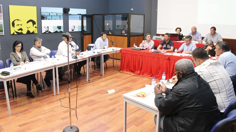 Painéis publicitários da Junta de Vila Franca de Xira dão discussão na assembleia