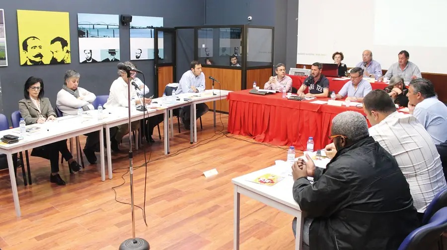 Painéis publicitários da Junta de Vila Franca de Xira dão discussão na assembleia Painéis publicitários da Junta de Vila Franca de Xira dão discussão na assembleia
