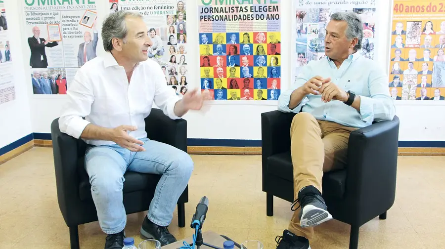 Ensinar os cavalos mostrando-lhes vídeos e conversar com toiros falando mu-mu-mu Ensinar os cavalos mostrando-lhes vídeos e conversar com toiros falando mu-mu-mu