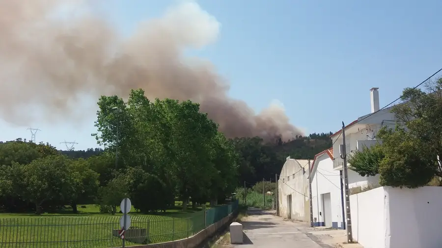Bombeiros combatem incêndio na Castanheira do Ribatejo