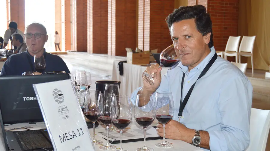 Dezenas de enólogos provam 1300 vinhos no Concurso Nacional de Vinhos