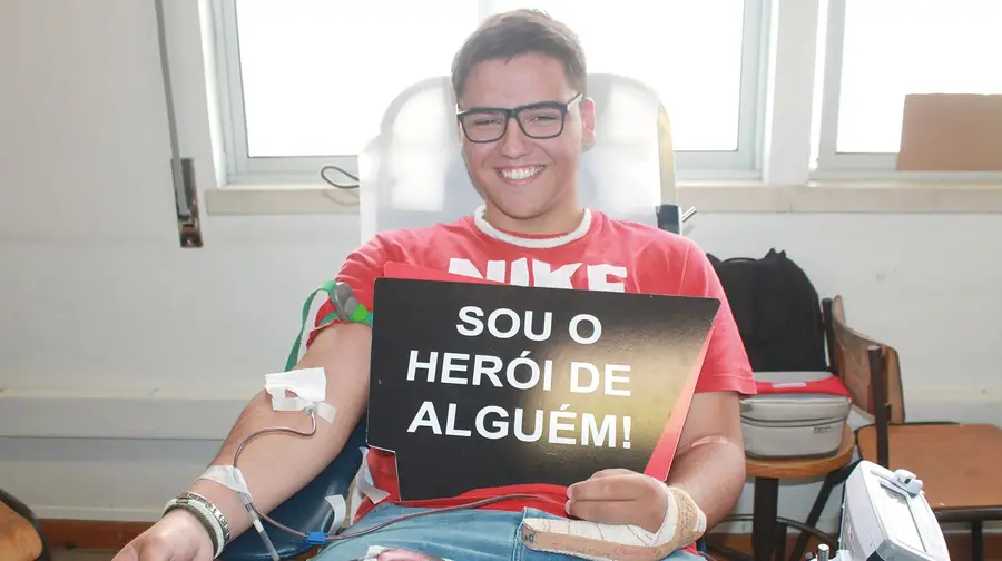 Jovens solidários dão sangue na Escola Secundária do Forte da Casa