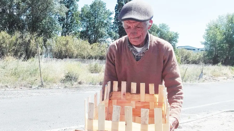 O homem dos cestos numa rotunda de Alverca