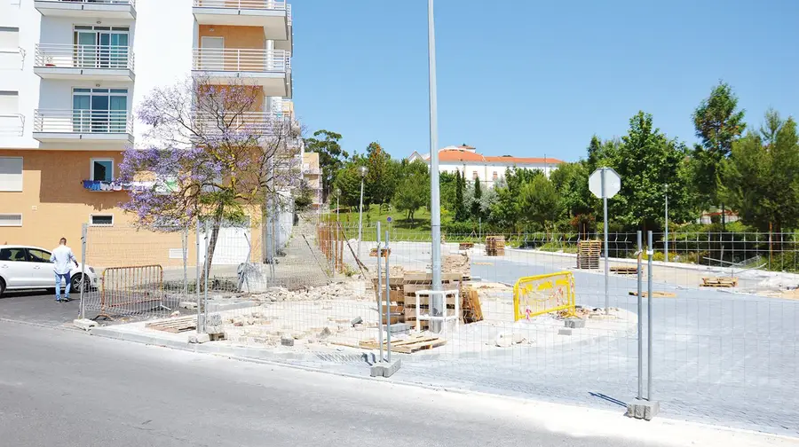 Obras nas ruas da urbanização da Flamenga ficaram a meio Obras nas ruas da urbanização da Flamenga ficaram a meio