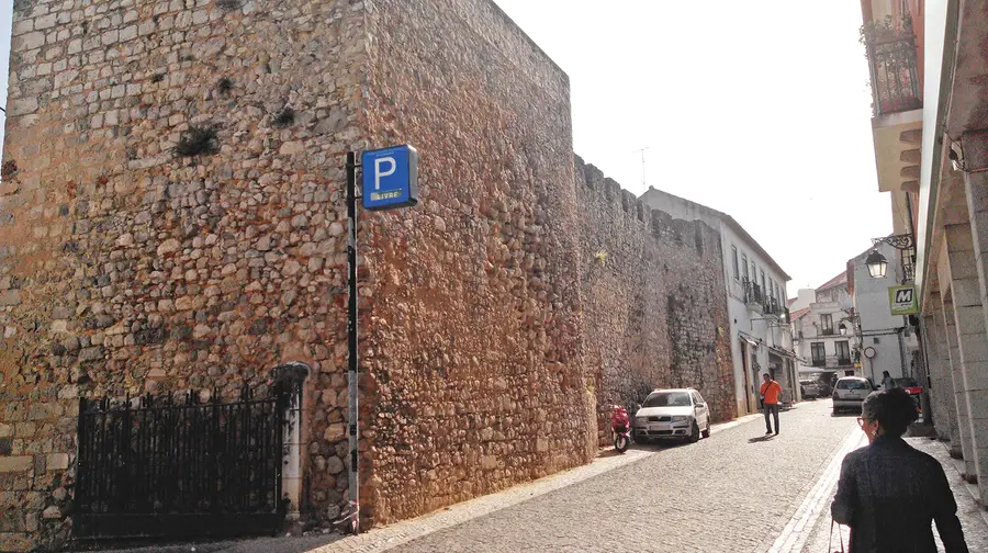 Antigas muralhas de Santarém a necessitar de cuidados