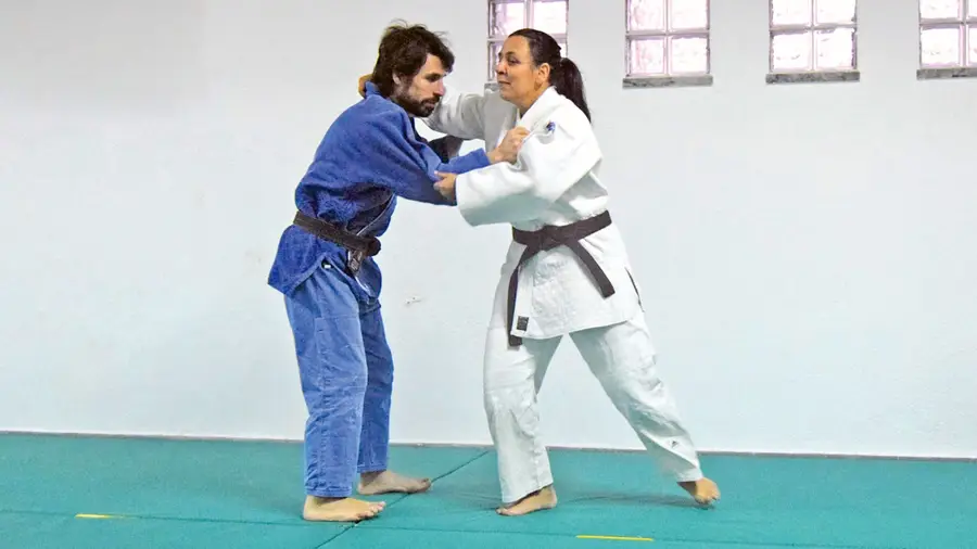 Uma professora de judo com alunos especiais