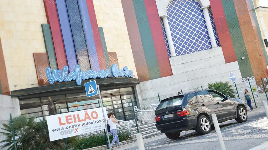 Centro comercial de Vila Franca de Xira vai a leilão por quase três milhões de euros Centro comercial de Vila Franca de Xira vai a leilão por quase três milhões de euros