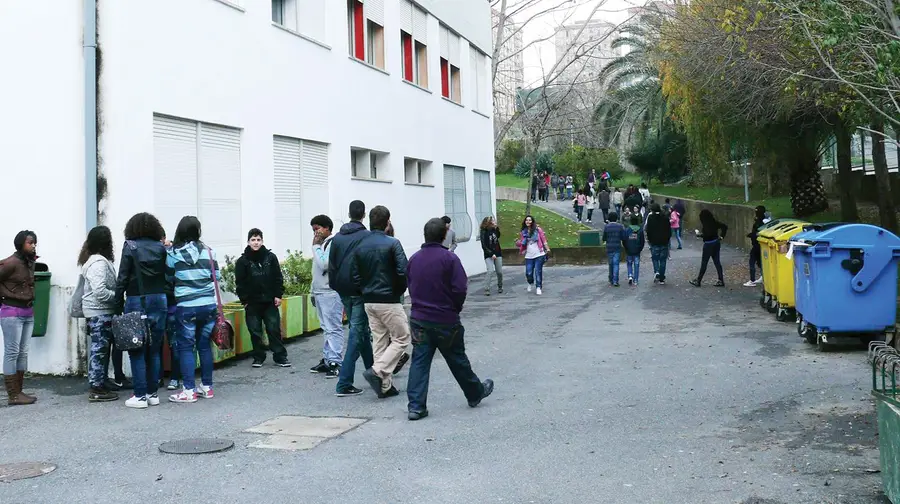 Governo e câmara à beira do entendimento sobre obras em escola de Vialonga Governo e câmara à beira do entendimento sobre obras em escola de Vialonga