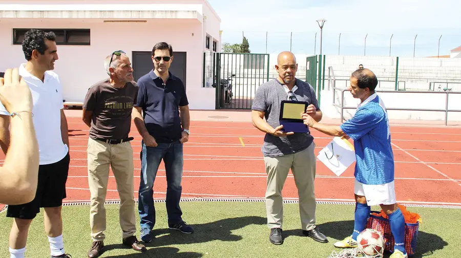 Antigos futebolistas de Mister Fininho homenageiam Mister Paris em Almeirim Antigos futebolistas de Mister Fininho homenageiam Mister Paris em Almeirim