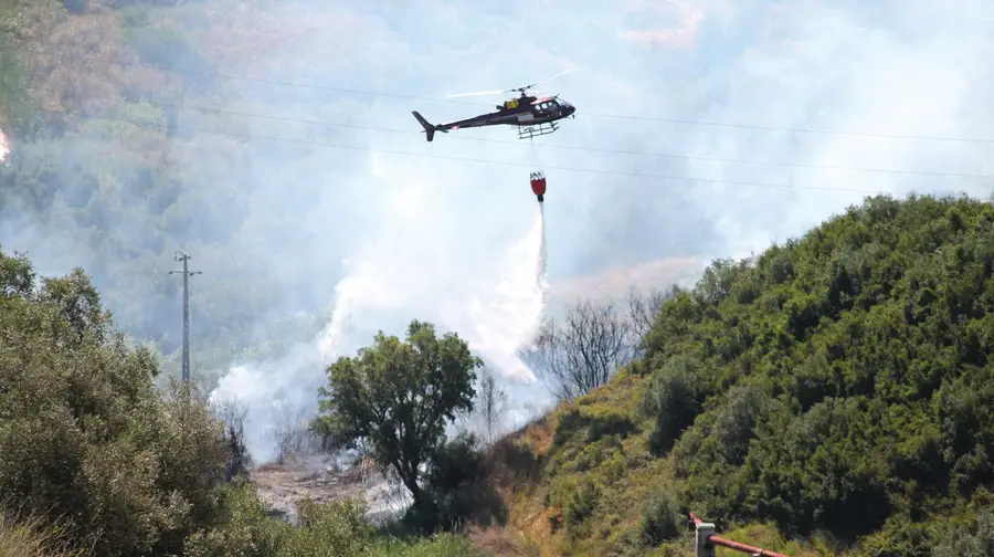 Cerca de 90 bombeiros combatem três incêndios no distrito de Santarém Cerca de 90 bombeiros combatem três incêndios no distrito de Santarém