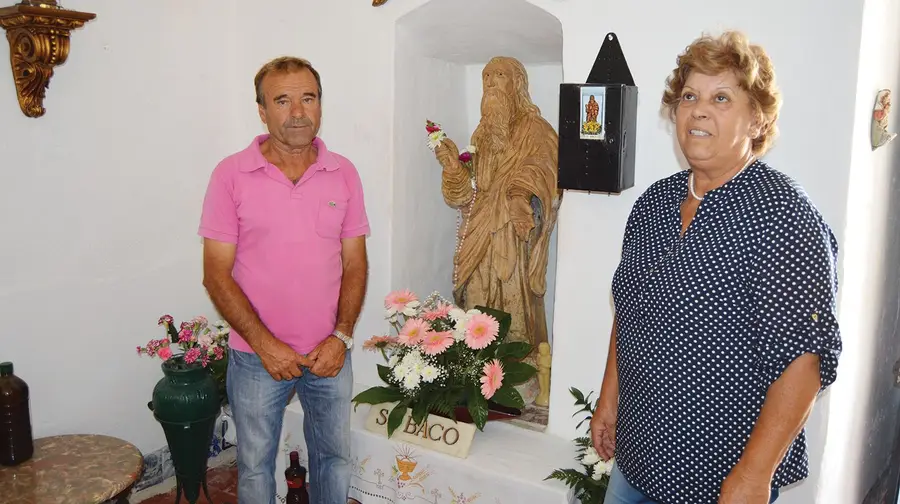 Em Salvaterra de Magos há um santo que é lavado com vinho branco Em Salvaterra de Magos há um santo que é lavado com vinho branco