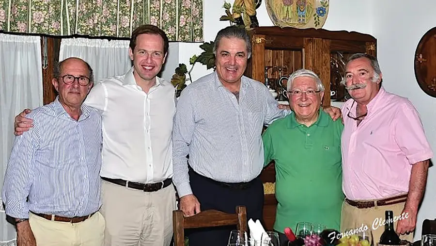 Manuel Jorge de Oliveira rodeado de amigos na celebração dos 40 anos de alternativa