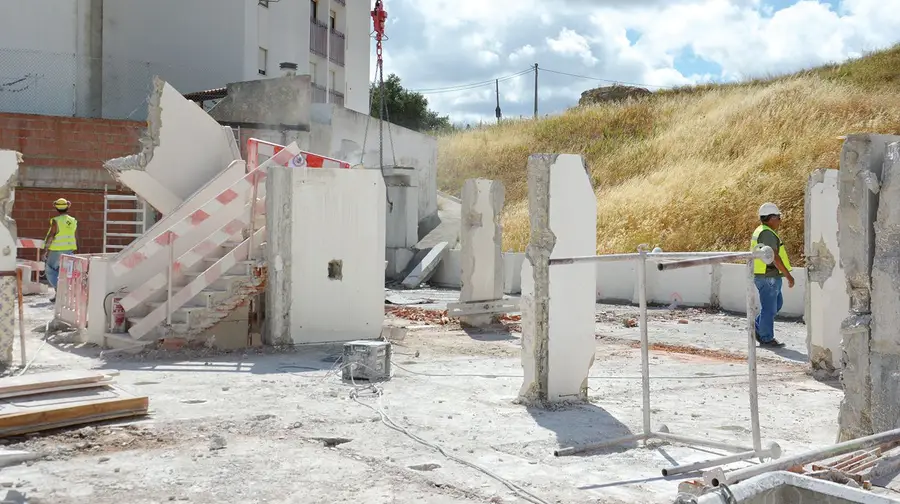 Prédios do Monte Gordo desapareceram da paisagem depois de demolições complexas