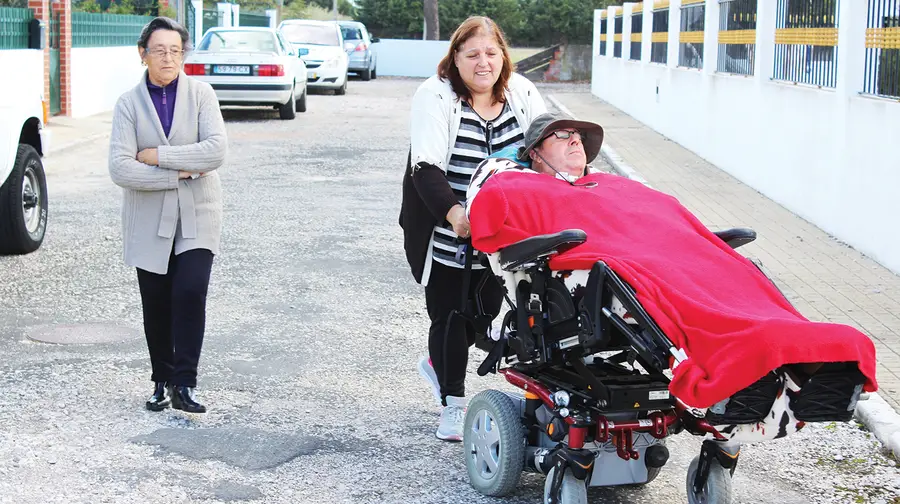 Moradoras pedem pavimentação de rua para facilitar a vida a tetraplégico