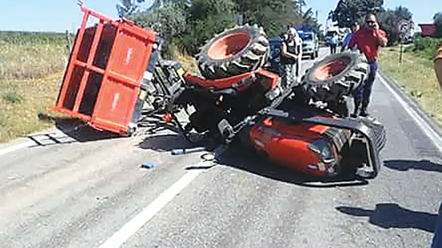 Colisão de tractor com ligeiro faz um ferido Colisão de tractor com ligeiro faz um ferido