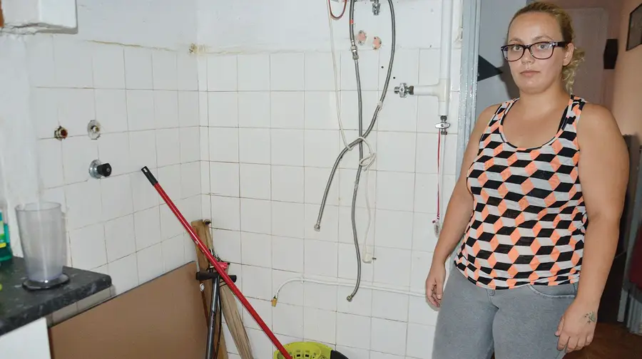 Quem ajuda Marta a fazer obras em casa? Quem ajuda Marta a fazer obras em casa?