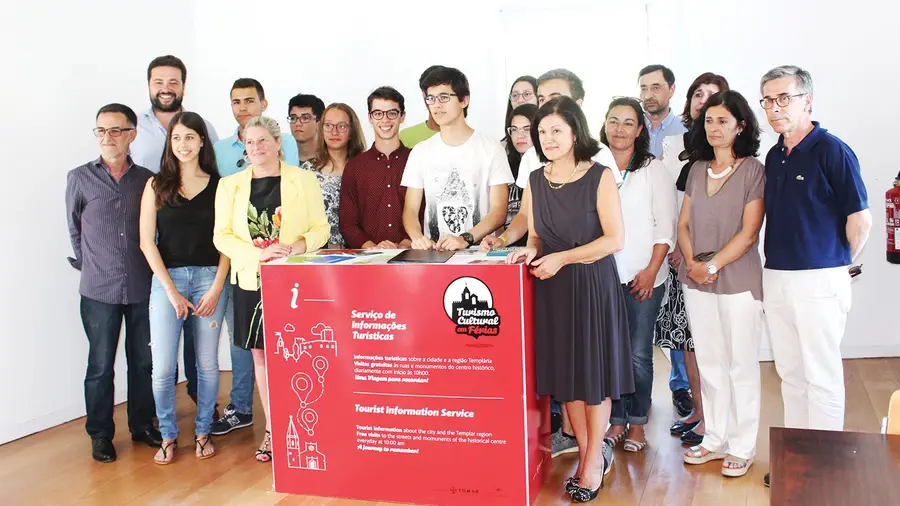 Estudantes de Tomar vão ser guias turísticos na cidade durante o Verão Estudantes de Tomar vão ser guias turísticos na cidade durante o Verão