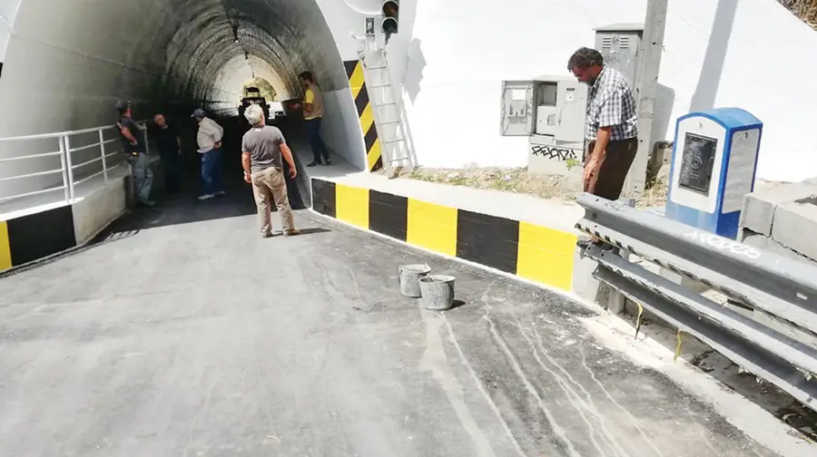 Estrada do túnel reabriu ao trânsito mas continua apertada