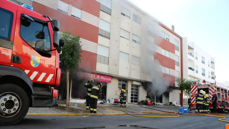 Técnicos vão fazer vistoria a edifício de Salvaterra de Magos afectado por incêndio