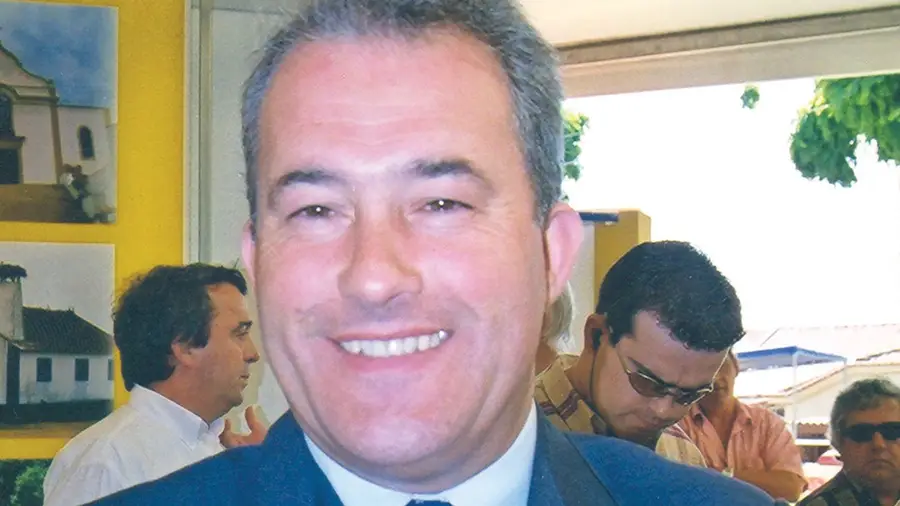 Com as Finanças nem Pratas resiste Com as Finanças nem Pratas resiste