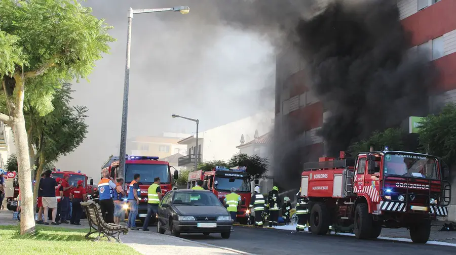 Incêndio impede famílias de viver nas suas casas nos tempos mais próximos Incêndio impede famílias de viver nas suas casas nos tempos mais próximos