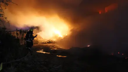 300 bombeiros combatem fogo na Aldeia do Mato