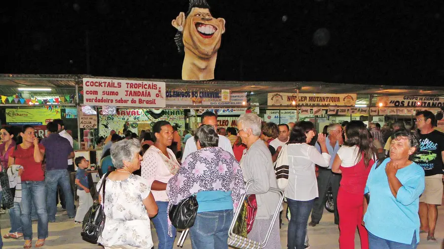 Uma festa de Verão à portuguesa com carrinhos de choque e música Uma festa de Verão à portuguesa com carrinhos de choque e música
