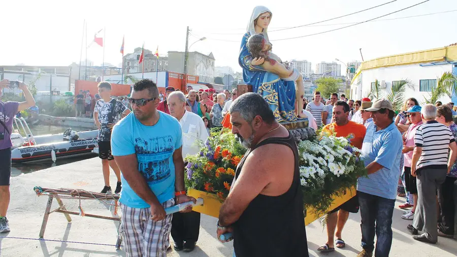 Noite de sardinhada, garraiadas, fogo de artifício e muita animação musical