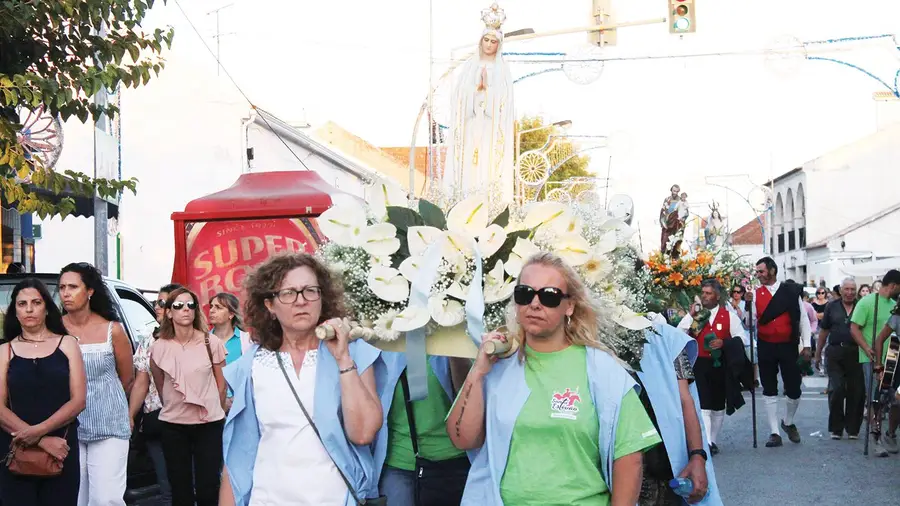 A fé faz esquecer as dores e consola quem leva os andores na procissão de Santo Estêvão A fé faz esquecer as dores e consola quem leva os andores na procissão de Santo Estêvão