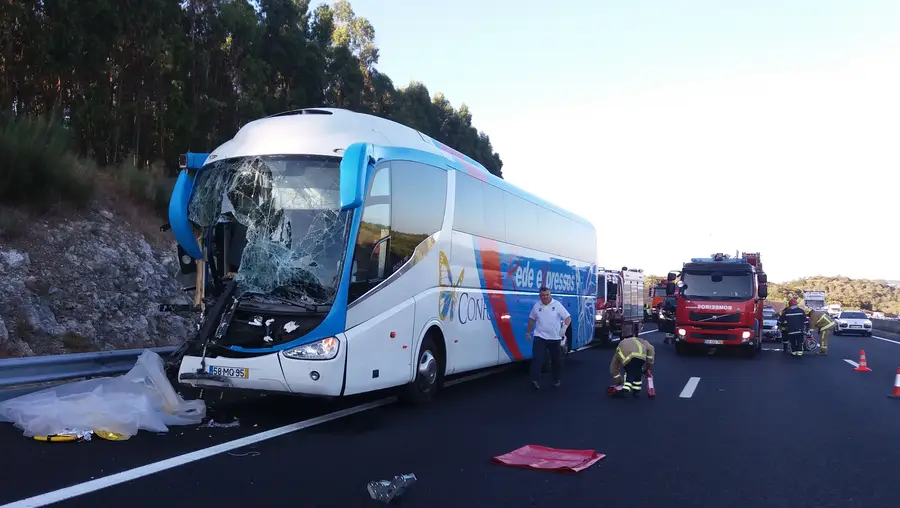 Um morto e 31 feridos em acidente com autocarro na A1