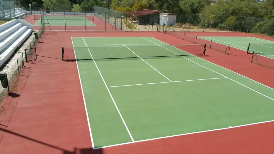 Concluída reabilitação dos campos de ténis do Complexo de Piscinas de Azambuja