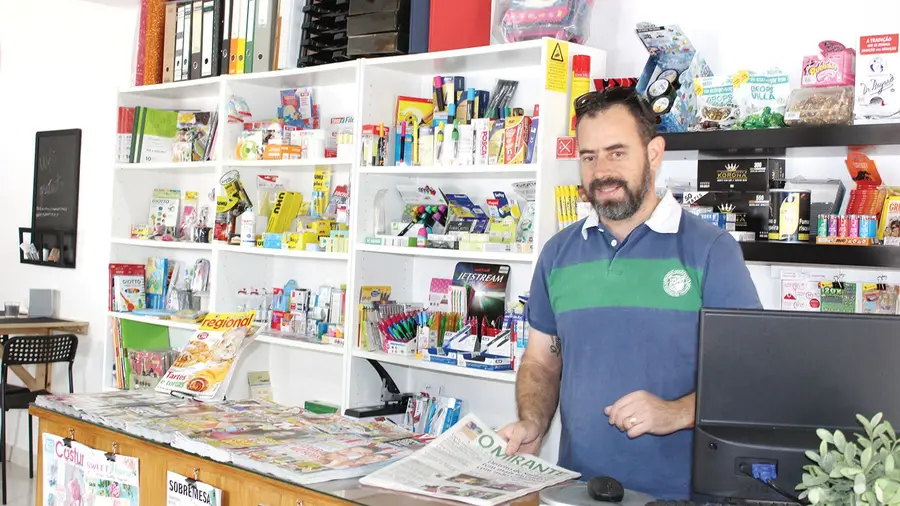 O único local onde se vendem jornais e revistas na vila de Riachos