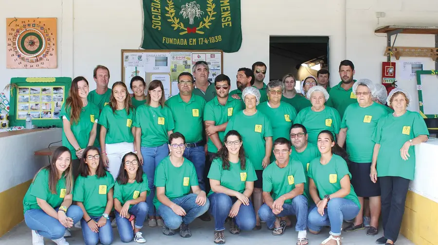 Nas Festas do Ulme os homens servem e as mulheres cozinham