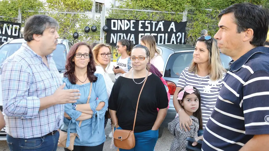 Novo ano lectivo e velhos problemas na EB 2/3 de Vialonga Novo ano lectivo e velhos problemas na EB 2/3 de Vialonga