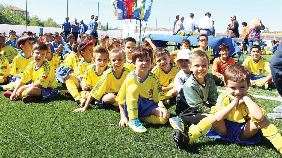 Parque de Jogos do Salvaterrense com novo relvado sintético