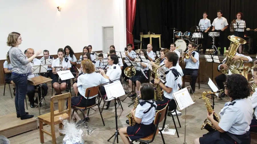 Aulas de música gratuitas ajudam a recrutar elementos para a banda