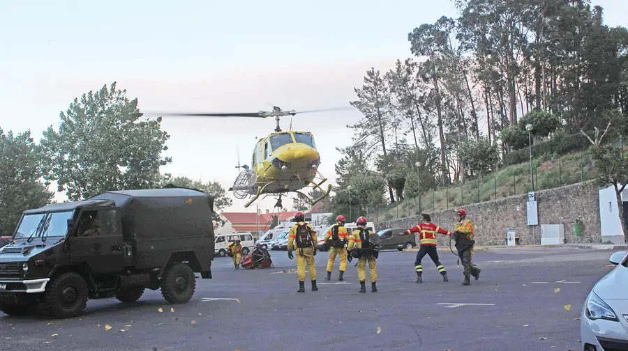 300 bombeiros combatem fogo em Chão de Codes