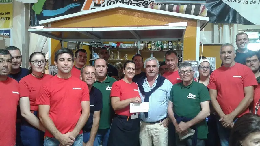 Bombeiros de Benavente recebem donativo da Comissão da Picaria Bombeiros de Benavente recebem donativo da Comissão da Picaria