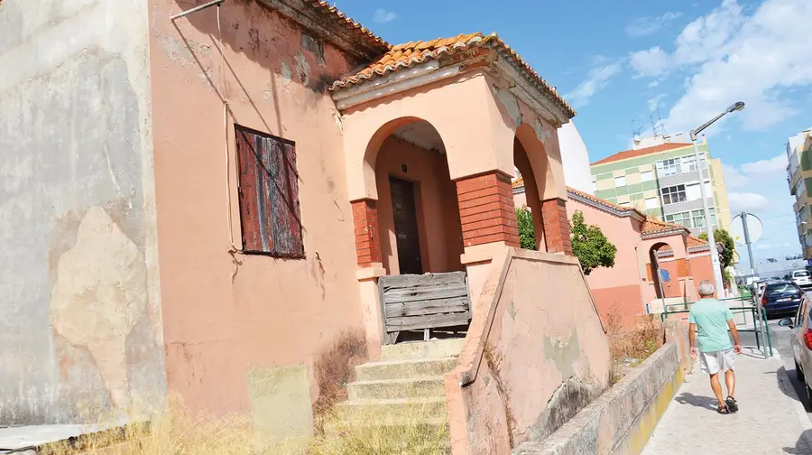 Município obriga empresa pública a pagar limpeza de “Casas da OGMA” em Alverca Município obriga empresa pública a pagar limpeza de “Casas da OGMA” em Alverca