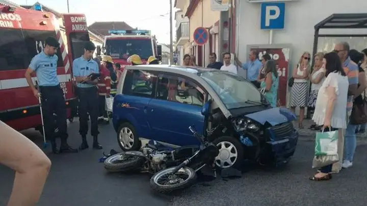 O MIRANTE  Colisão entre moto e carro sem carta provoca 