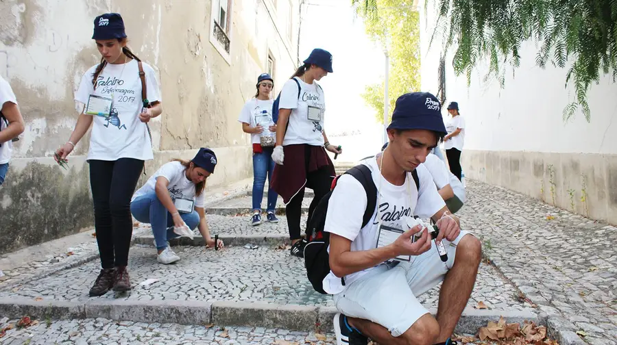 Caloiros arregaçaram as mangas e apanharam beatas nas ruas de Santarém