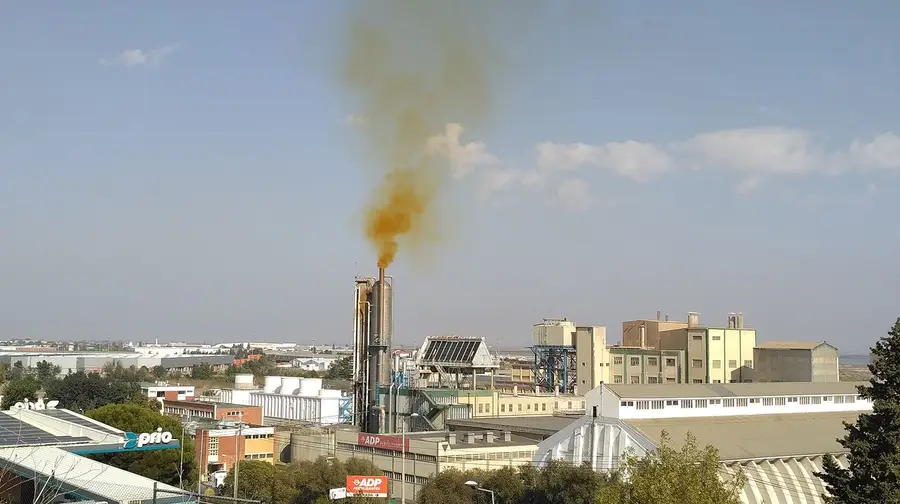Fumo denso de fábrica entre Alverca e Forte da Casa assustou moradores Fumo denso de fábrica entre Alverca e Forte da Casa assustou moradores