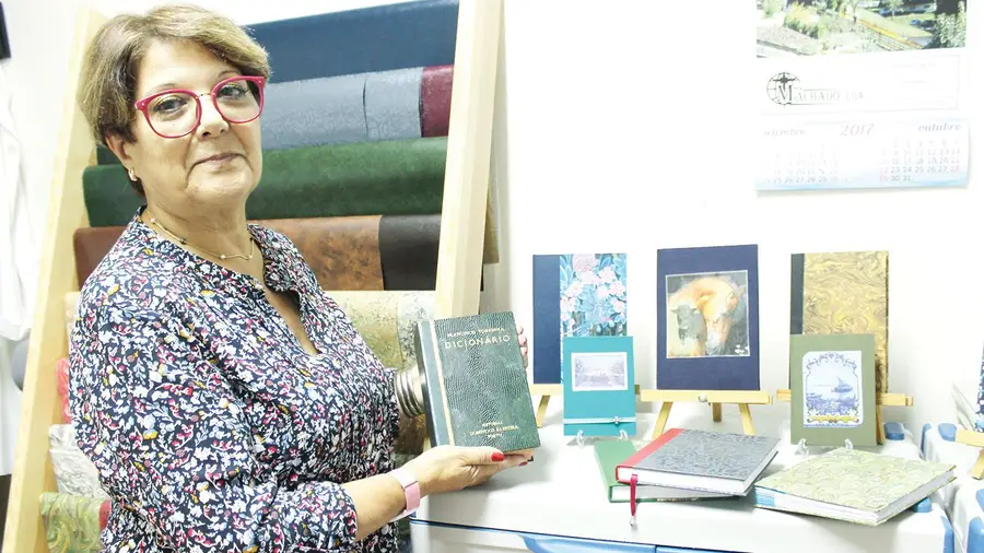 Dina Vacas dá nova vida a livros antigos e estragados Dina Vacas dá nova vida a livros antigos e estragados