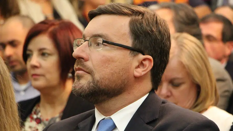 Filho do candidato do PS chama medíocre ao presidente e perde avença na Câmara de Santarém Filho do candidato do PS chama medíocre ao presidente e perde avença na Câmara de Santarém