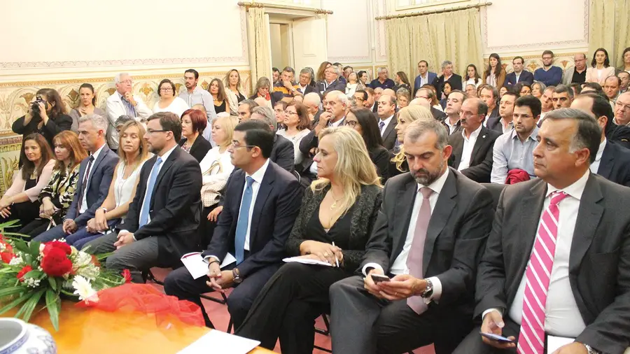 Agarrados ao telemóvel Agarrados ao telemóvel