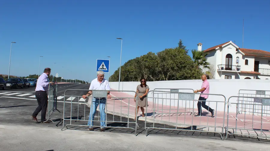 Troço da circular urbana de Almeirim com pavimento às ondinhas