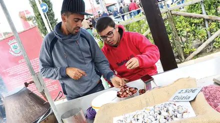 Na Feira da Golegã não pode faltar a castanha assada