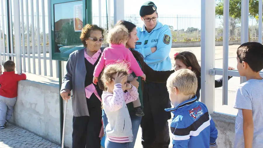 Pais fecham escola da Lamarosa a cadeado para reclamar mais auxiliares Pais fecham escola da Lamarosa a cadeado para reclamar mais auxiliares
