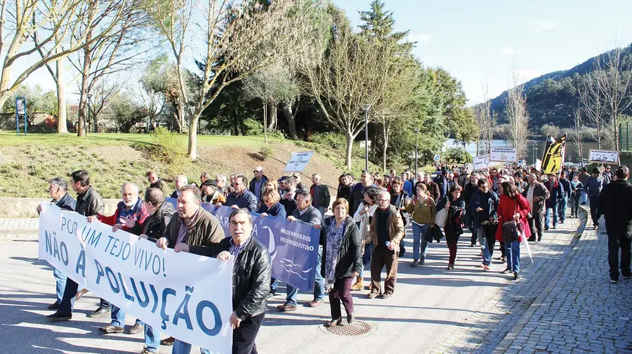 Autarcas e deputados pedem acção contra poluição no Tejo